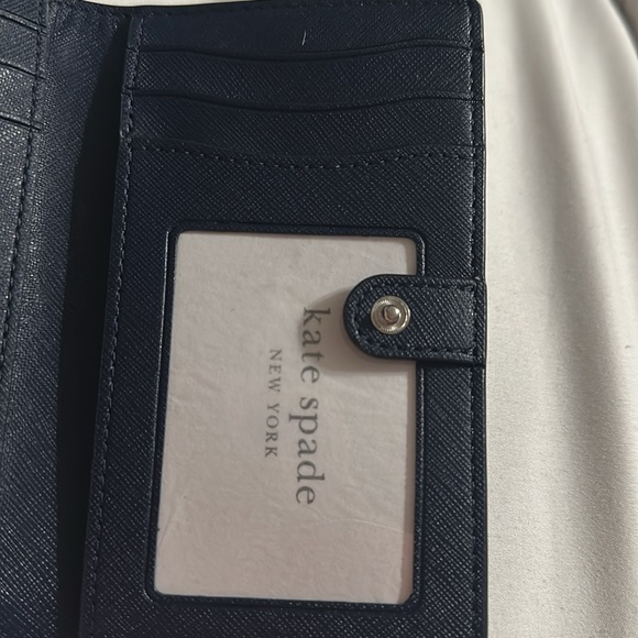 New with tags Kate Spade Morgan Daisy Dot Small Slim Bifold Wallet - Picture 3 of 6